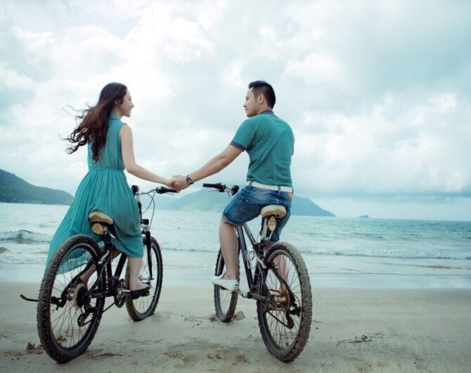 couple beach bicycles bikes 955926