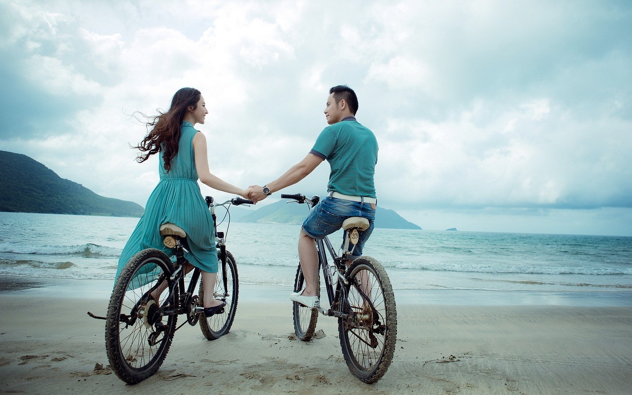 couple beach bicycles bikes 955926