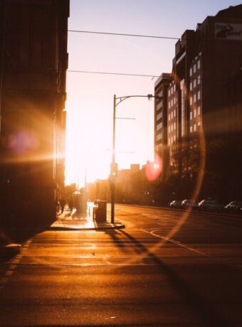 sunset sun rays intersection city 926079